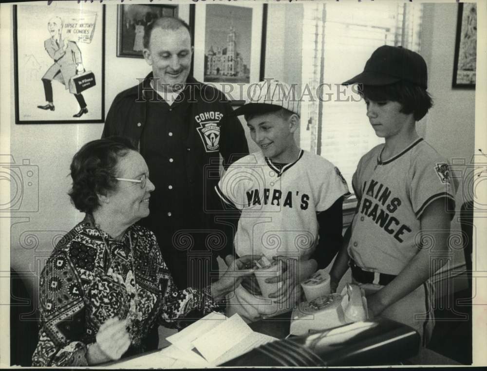 1974 Press Photo Cohoes, NY Mayor Virginia McDonald with Little League players- Historic Images