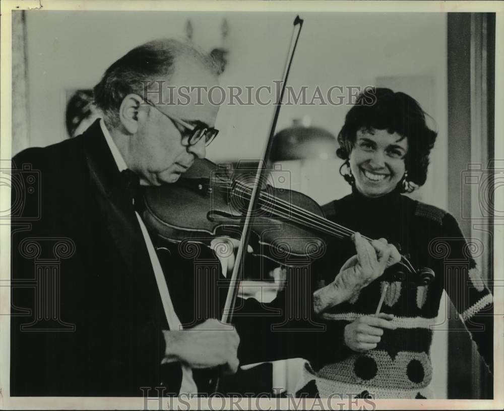 1980 Press Photo Julie Kabat listens to violinist Leo Mahigian in New York- Historic Images