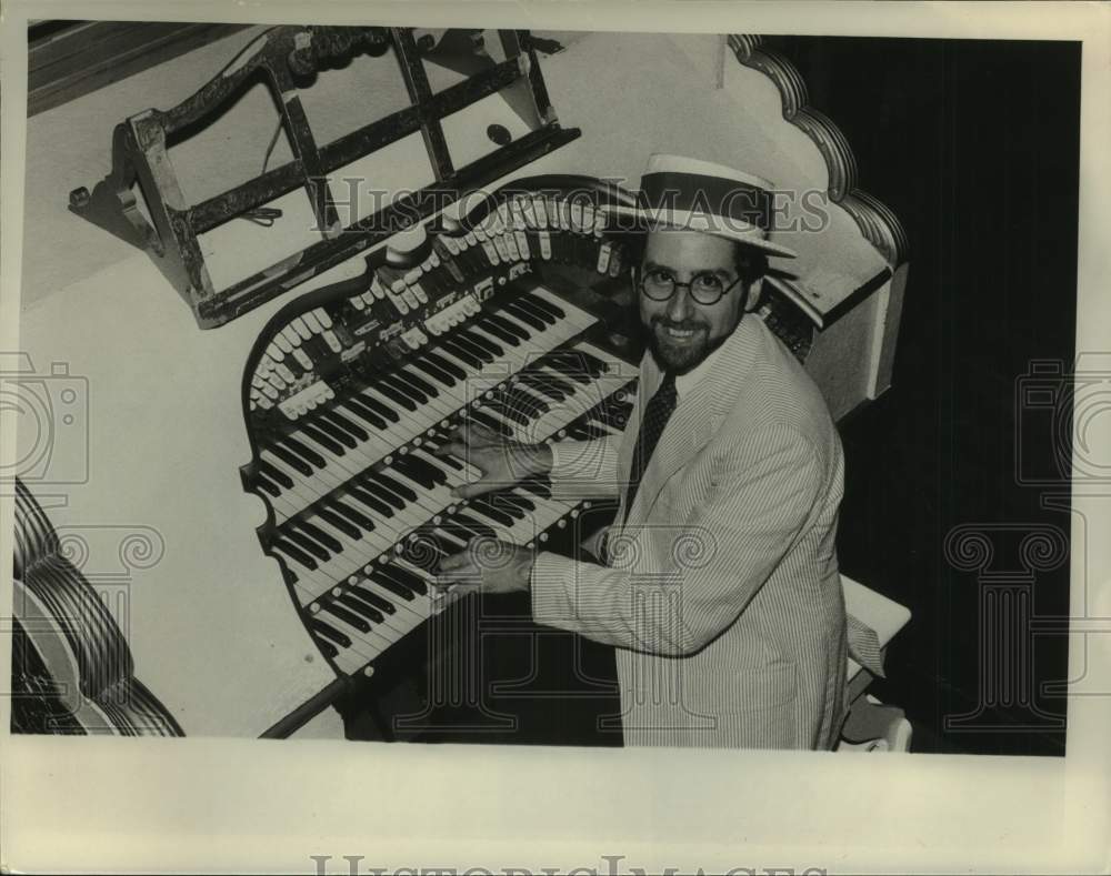 1984 Press Photo Dennis James plays organ in New York - tua37265- Historic Images