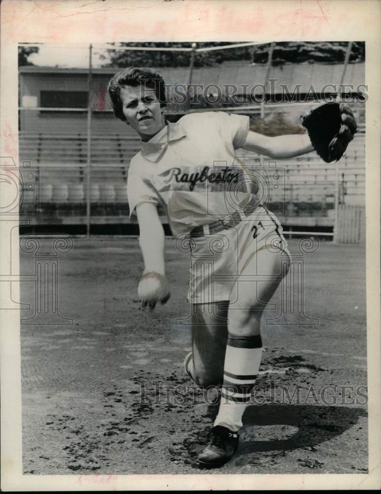 1962 Press Photo New York softball pitcher Joanie Joyce - tua37447- Historic Images