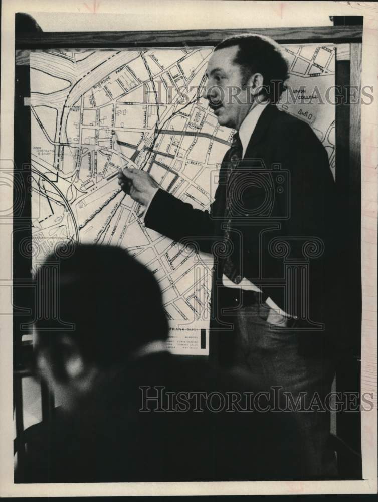 1973 Press Photo Conrad Johnson points to map during meeting in New York- Historic Images