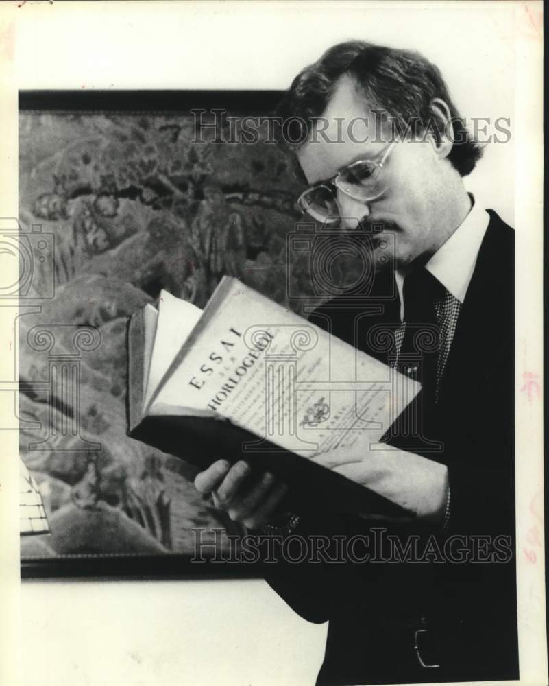 1981 Press Photo Harmer Johnson reads book in New York - tua37897- Historic Images