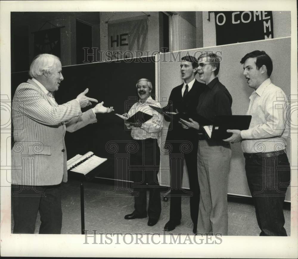 1981 Press Photo Mendelsohn Club rehearses song in Albany, New York - tua38201- Historic Images