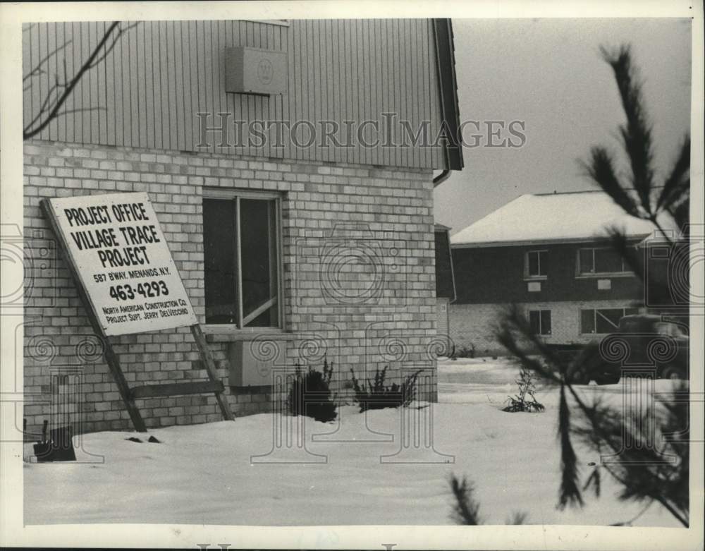 1974 Press Photo Sign leans against Village Trace apartments in Menands, NY