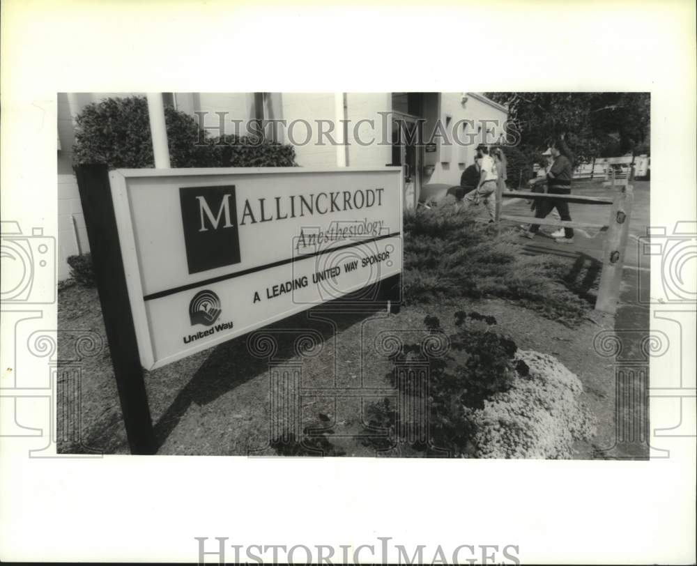 1994 Press Photo Workers entering Mallinckrodt Medical plant, Argyle, New York- Historic Images