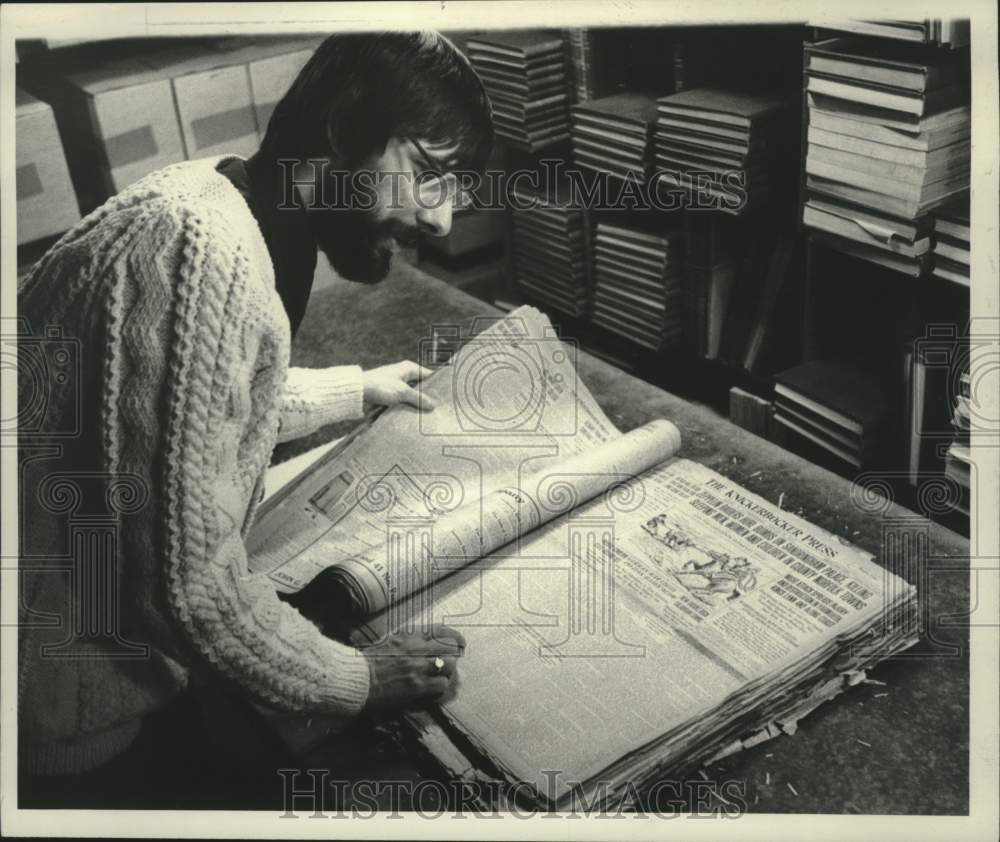 1981 Press Photo Paul Mercer reads 1915 newspaper in Albany, New York- Historic Images