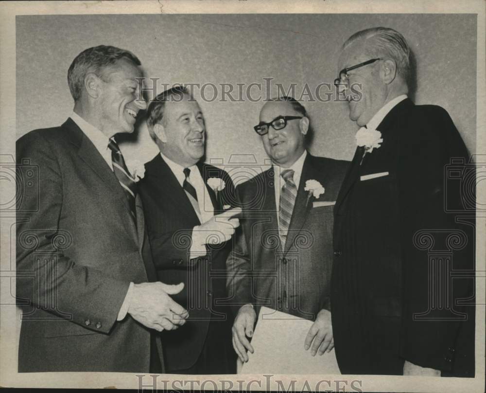 1971 Press Photo New York politicians converse during meeting in Albany