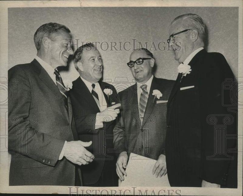 Load image into Gallery viewer, 1971 Press Photo New York politicians converse during meeting in Albany

