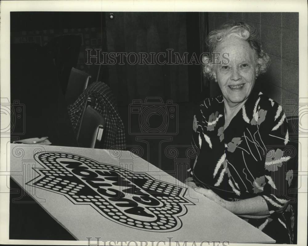 1977 Press Photo Helen Jones with poster from Auction Game in New York- Historic Images