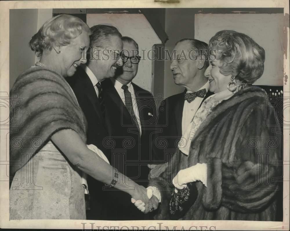 Press Photo Couples chat at social event in Albany, New York - tua38798