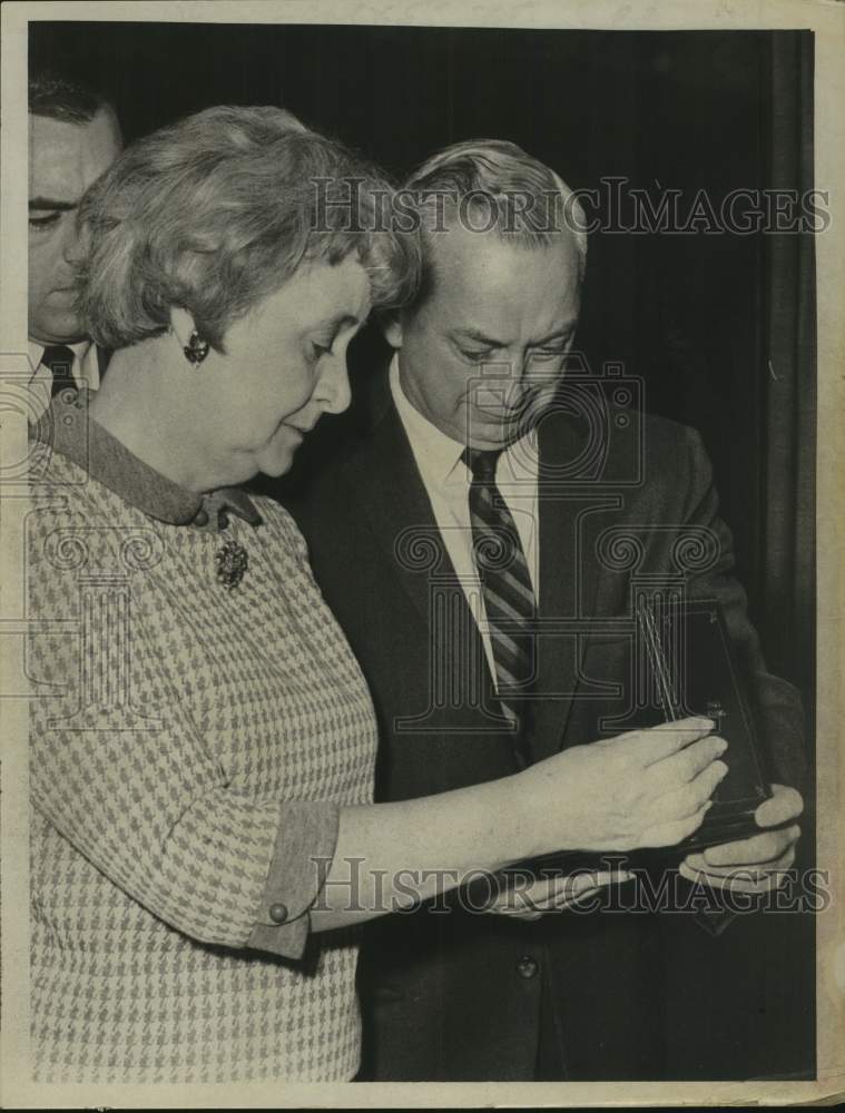 1968 Press Photo Couple admires award presented at Watervliet Arsenal, New York