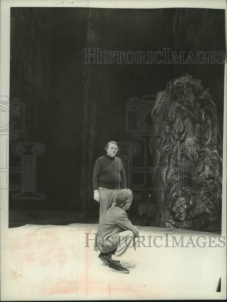 1977 Press Photo Cast on stage at the Metropolitan Opera in New York - tua39317- Historic Images