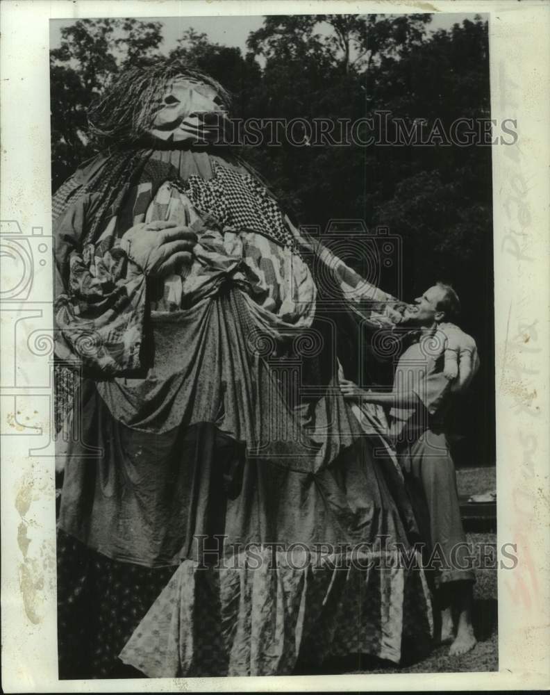 1980 Press Photo Ralph Lee performs with Mettawe River Theatre Company, New York- Historic Images