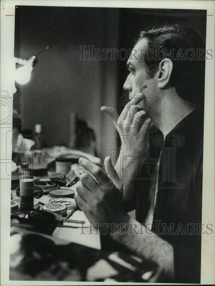 1976 Press Photo Bill Metzo applies makeup before performance in New York- Historic Images