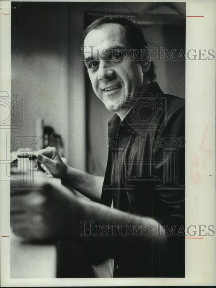 1976 Press Photo Actor Bill Metzo in dressing room in New York - tua39335- Historic Images