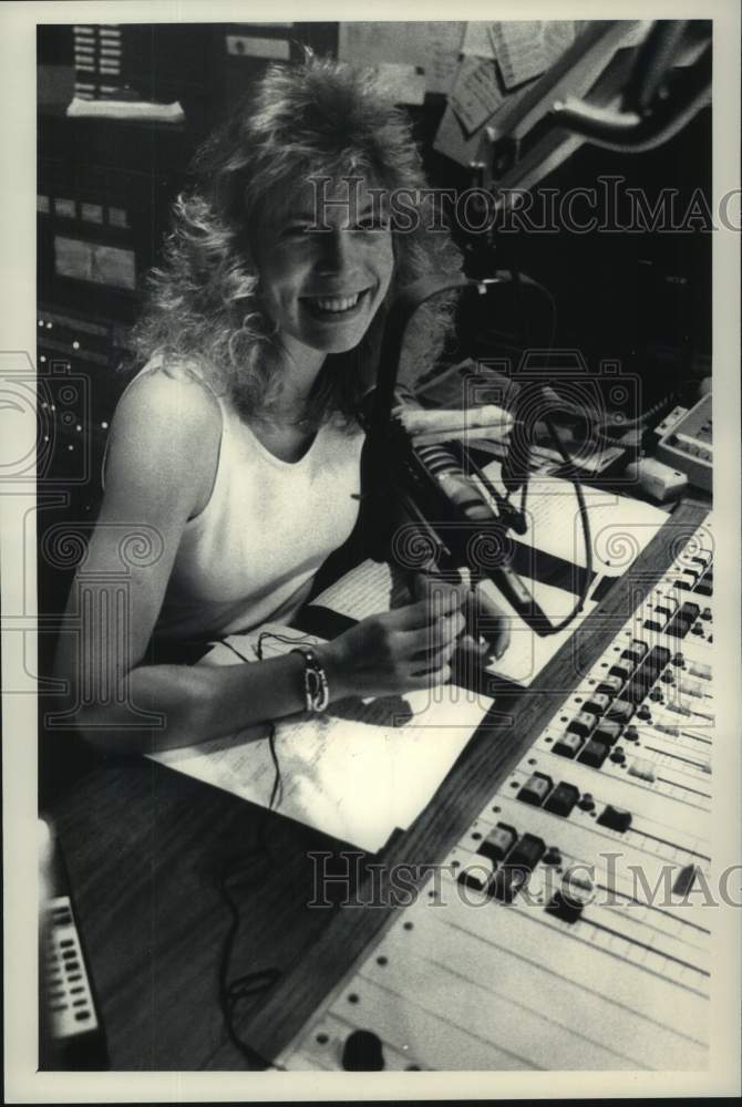 1989 Press Photo Cindy McMullen, morning host, WGY-FM radio, Niskayuna, New York- Historic Images