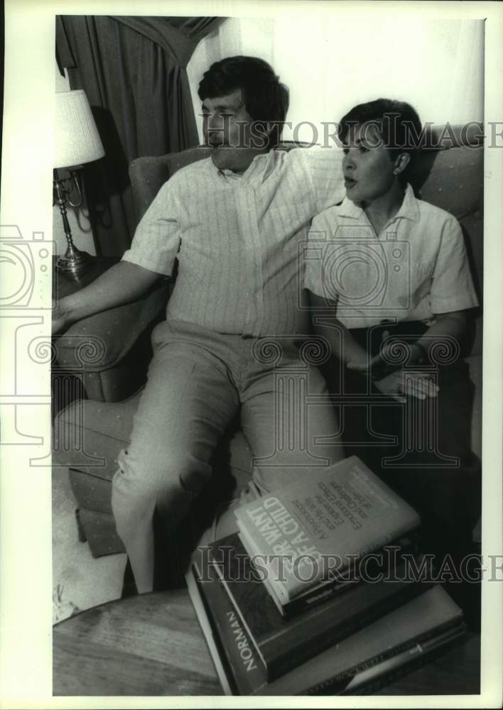 1991 Press Photo James &amp; Mary Elizabeth McGuirk in their Glenmont, New York home- Historic Images