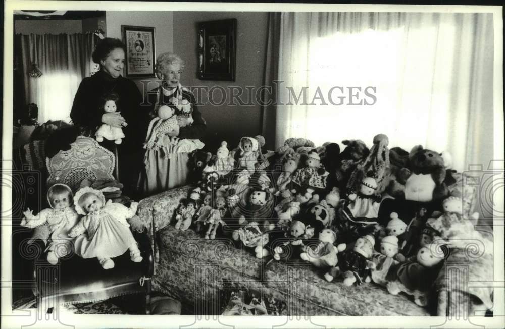 1990 Press Photo Christine Jantauzzi &amp; Margaret Mehan with dolls in New York- Historic Images