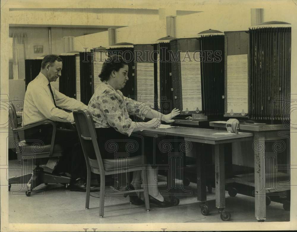 1962 Press Photo Mail clerks at work in Veterans Administration office, New York- Historic Images