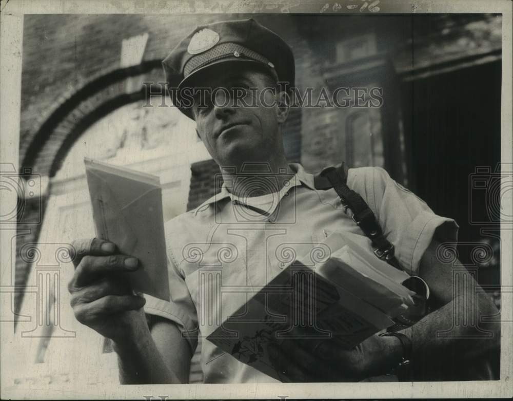 1963 Press Photo Albany, New York postal carrier William Meany delivering mail