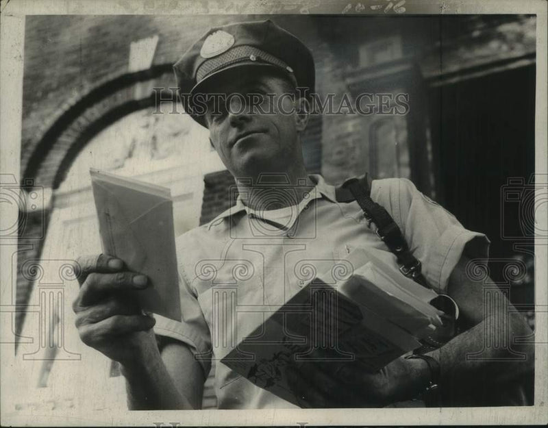Load image into Gallery viewer, 1963 Press Photo Albany, New York postal carrier William Meany delivering mail

