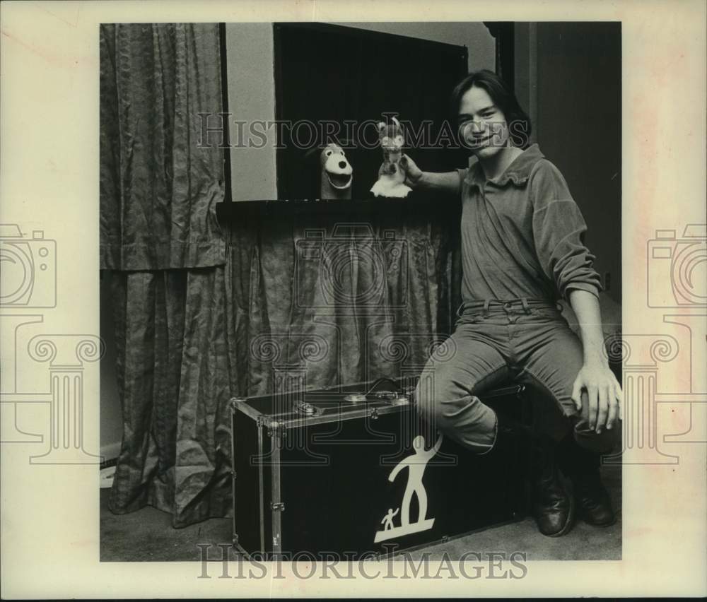 1978 Press Photo Tom McCarthy, puppeteer, Clifton Park, New York - tua39913- Historic Images