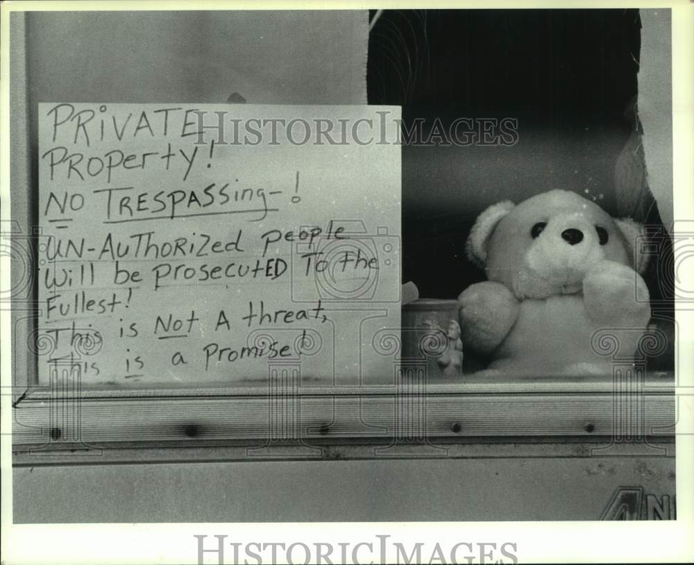 1991 Press Photo No-trespassing sign in window of Colonie, New York home- Historic Images