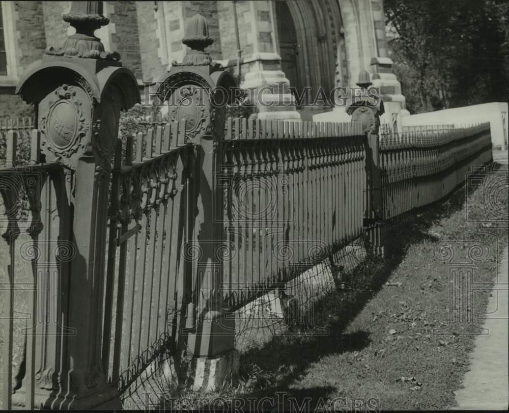 1942 Press Photo Wrought iron fence outside New York building - tua40138