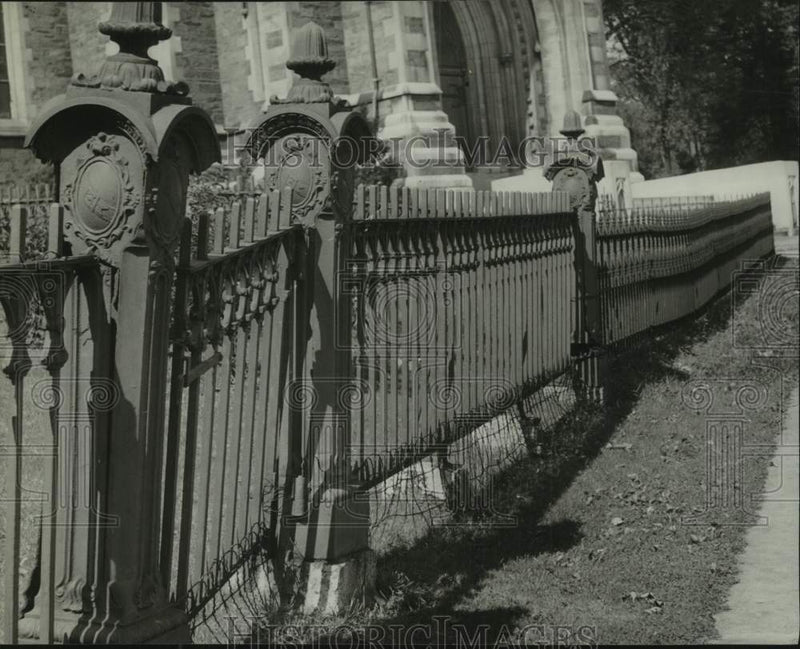Load image into Gallery viewer, 1942 Press Photo Wrought iron fence outside New York building - tua40138
