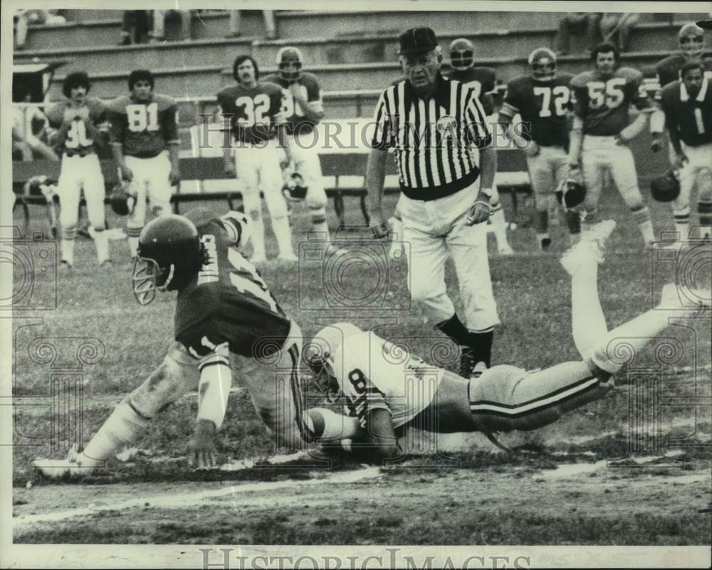 Press Photo Metro Mallers football game action in Albany, New York - tua40195- Historic Images