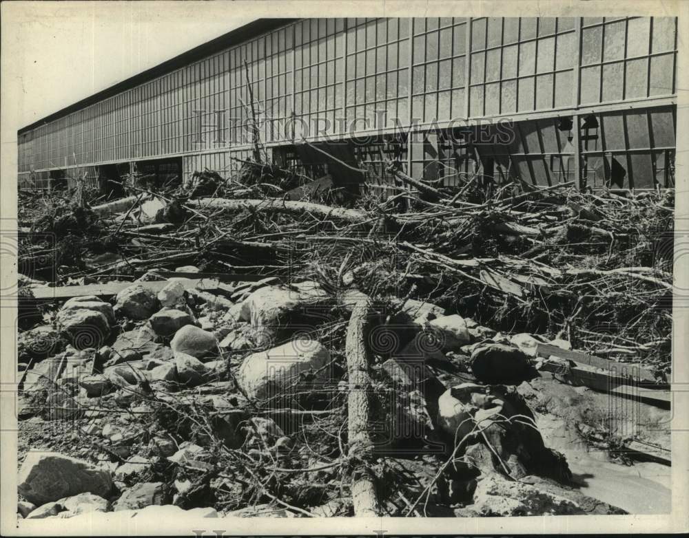 1968 Press Photo Flood debris piled along building in Lee, Massachusetts- Historic Images