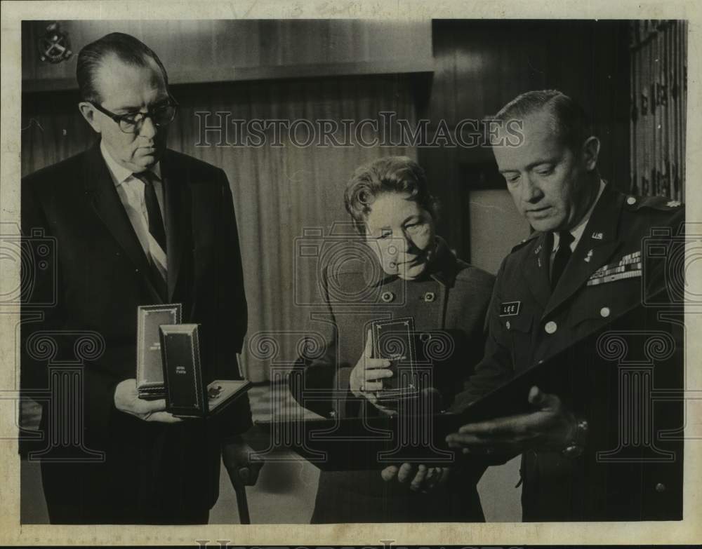 1968 Press Photo Silver Star award presentation at Watervliet Arsenal, New York- Historic Images