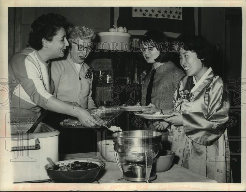 1963 Press Photo Women&#39;s Club hosts buffet for exchange students in New York- Historic Images