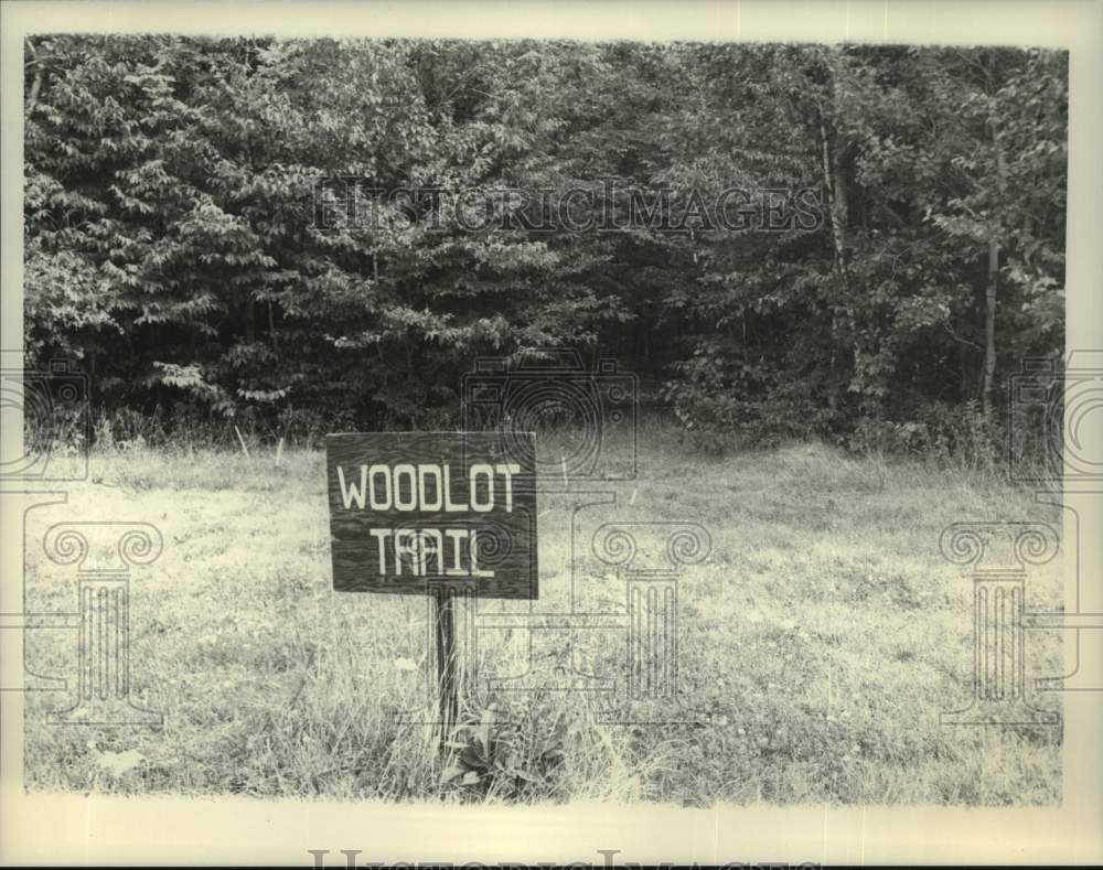 Press Photo Woodlot Trail sign at George Landis Arboretum, Esperance, New York- Historic Images