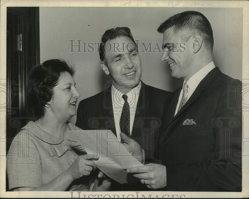 1966 Press Photo Group discuss plans for speech to Republican group in New York- Historic Images