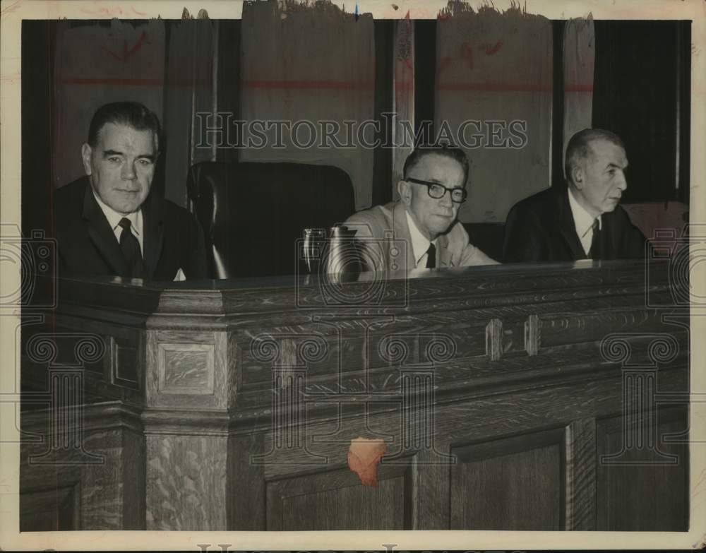 1963 Press Photo Politicians discuss purchasing practices in Albany, New York- Historic Images