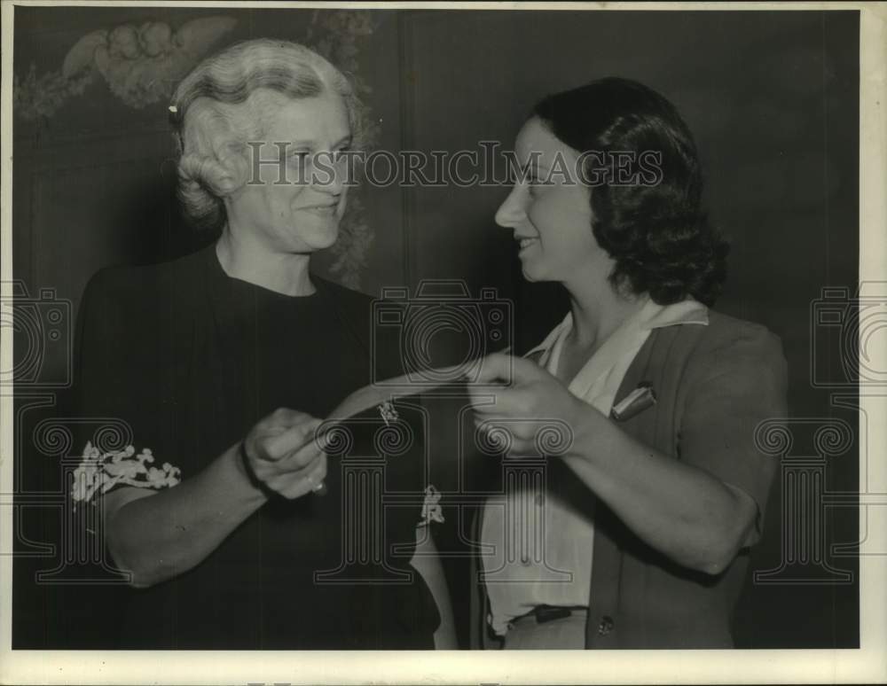 1941 Press Photo Mrs. Herbert H. Lehman &amp; Mrs. Max Higleman in New York- Historic Images