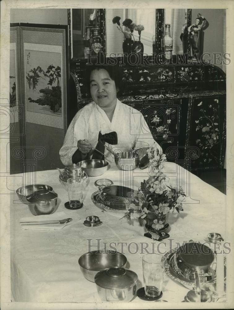 1963 Press Photo Dr. Lee Sook Kyung at Korean style dining table in New York- Historic Images