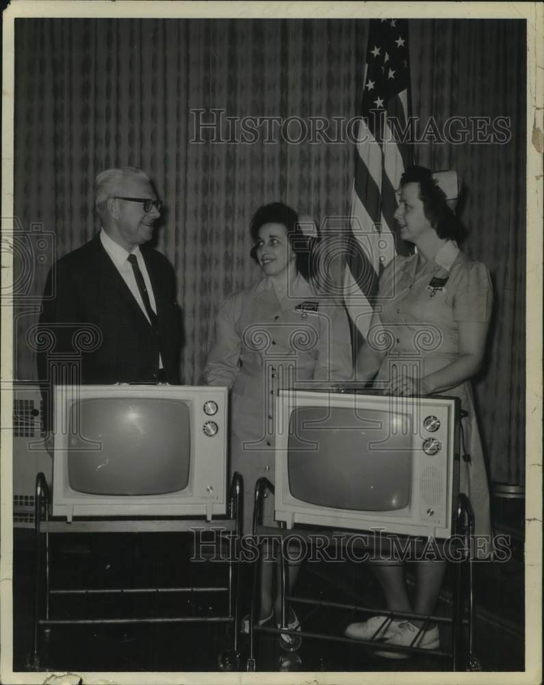 1965 Press Photo Television donated to Veterans recreational center in New York- Historic Images