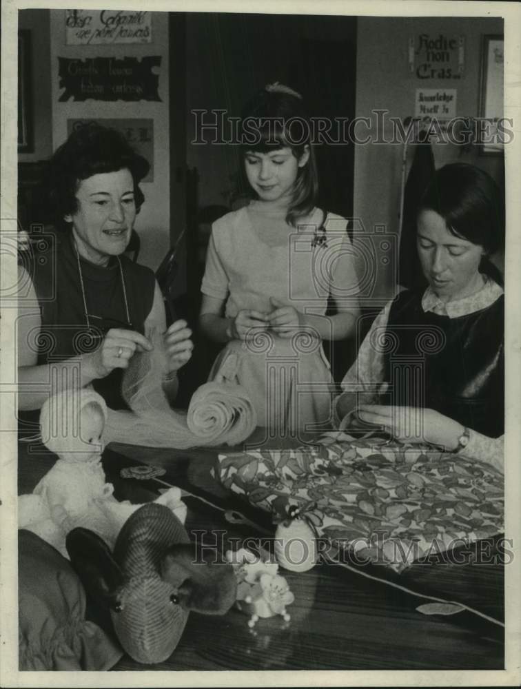 1971 Press Photo Group prepares items for fair at St. Agnes in Albany, New York- Historic Images