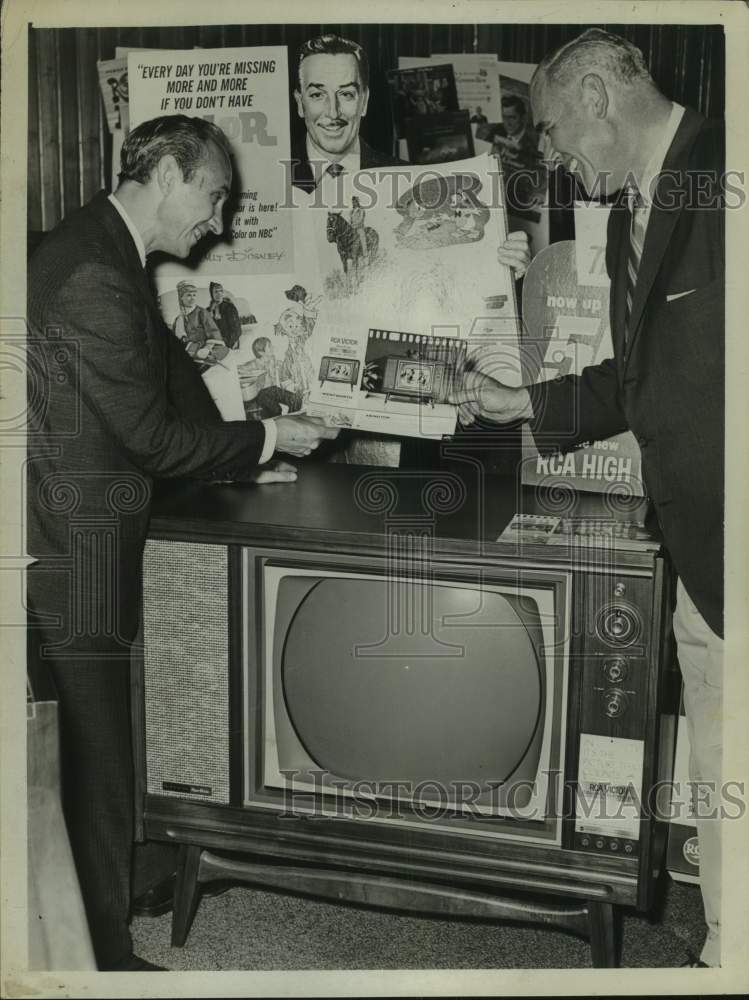 1961 Press Photo Larry Legace &amp; Harold Garilove admire new color TV in New York- Historic Images