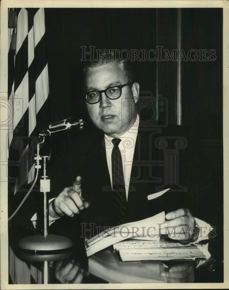 1967 Press Photo New York attorney Walter B. Langley testifies at public hearing- Historic Images