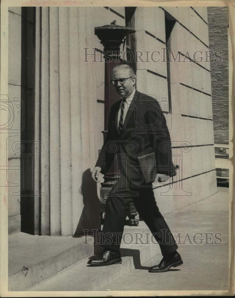 1967 Press Photo New York attorney Walter B. Langley entering Albany courthouse- Historic Images