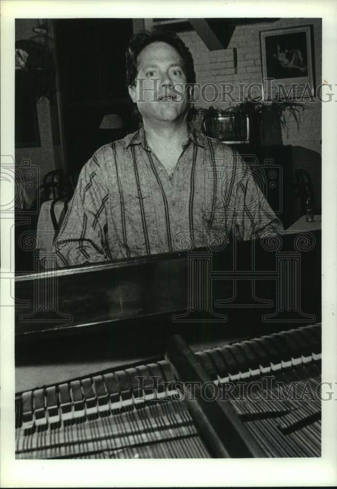 Press Photo Carl Landa plays piano at Saratoga, New York jazz club - tua40794- Historic Images