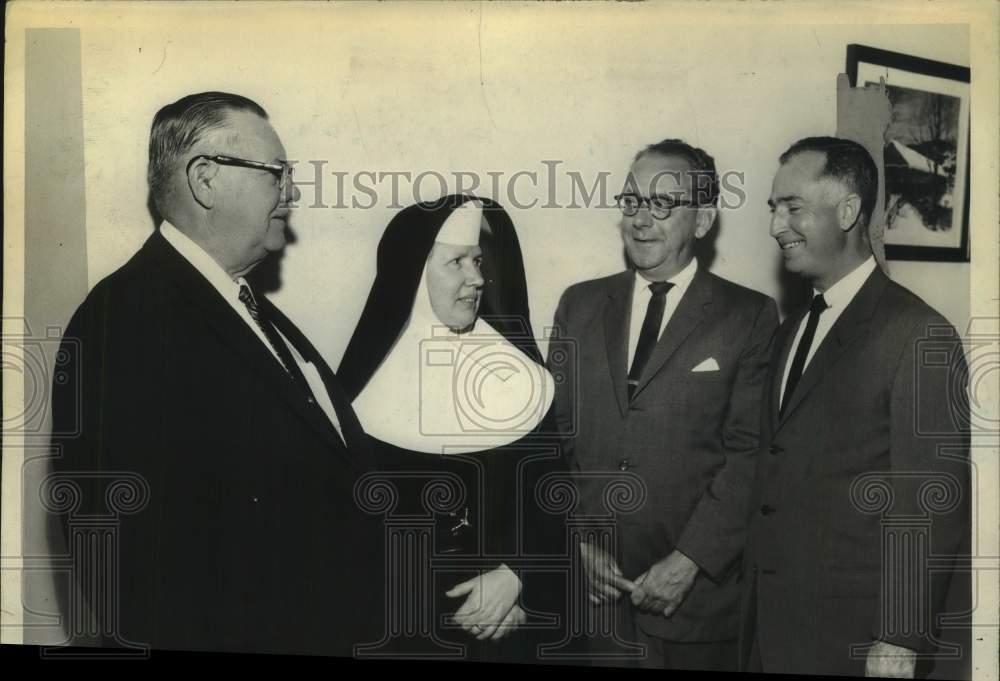 1961 Press Photo Group discusses plans for White Mass at Albany, New York church- Historic Images