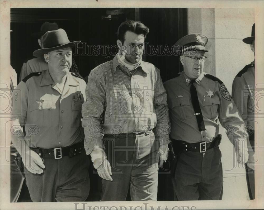 1967 Press Photo Police escort murder suspect Francis Mainville in New York- Historic Images