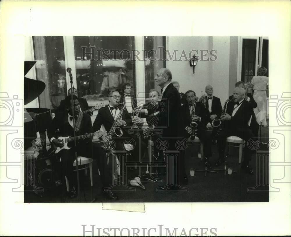 Press Photo Bandleader Lester Lanin conducts ensemble in New York - tua40994- Historic Images