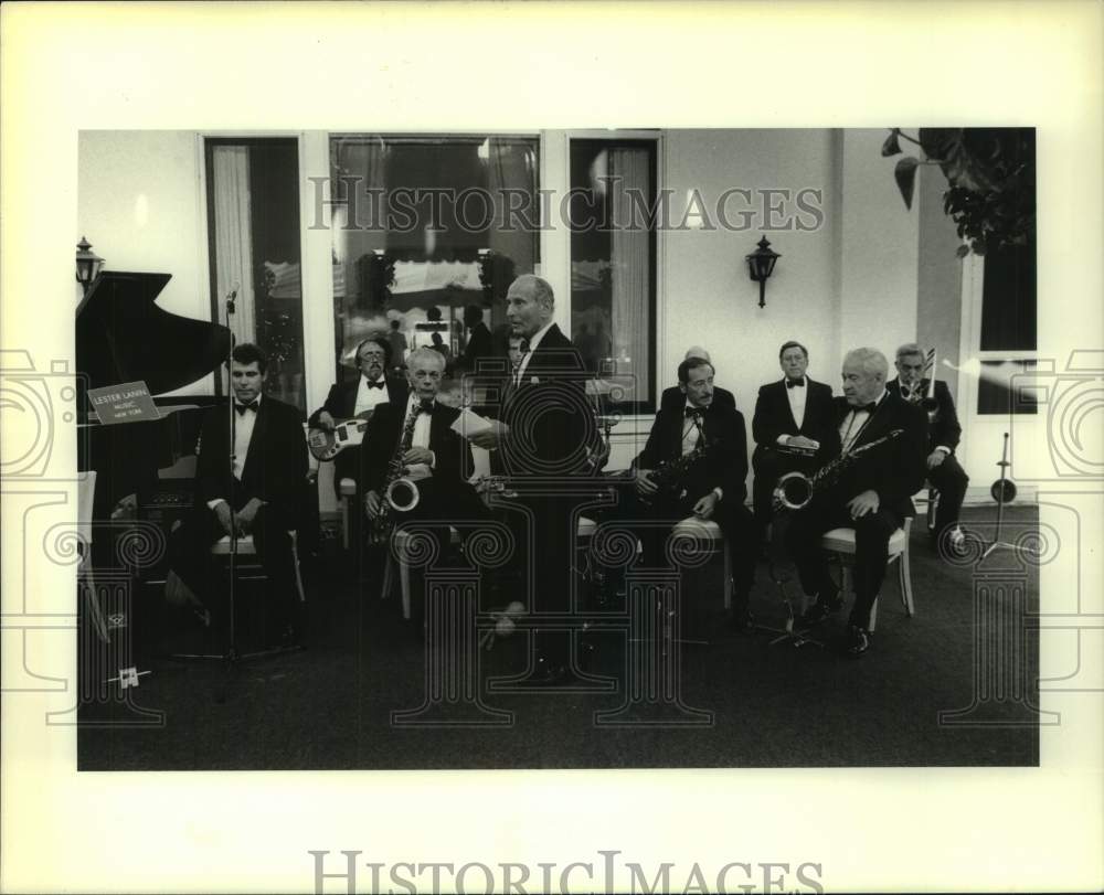 1987 Press Photo Bandleader Lester Lanin conducts ensemble in Albany, New York- Historic Images