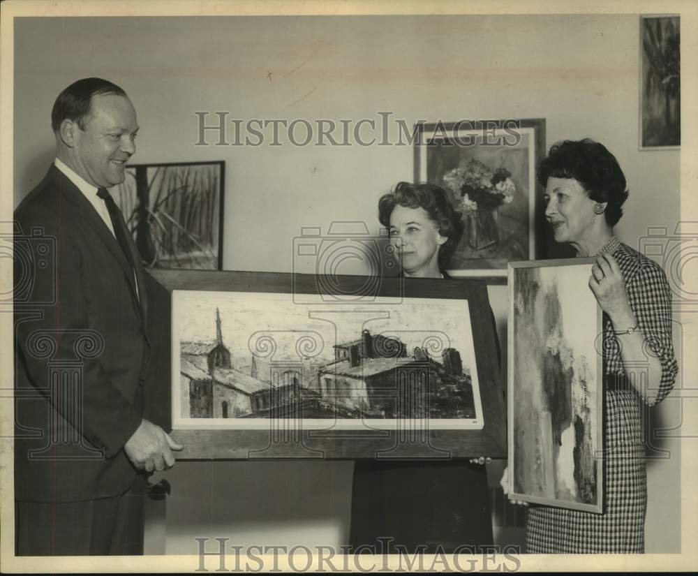 1965 Press Photo Addison Keim, Martha Lando &amp; Ellen Davis with art in New York- Historic Images