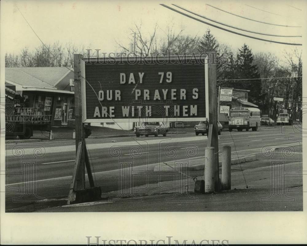 1980 Press Photo Sign in Westmere, New York supports hostages in Iran- Historic Images